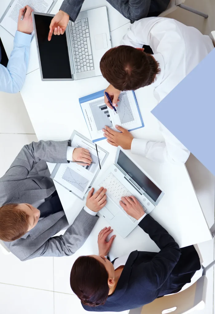 Vista cenital de un grupo de personas trabajando con sus portátiles